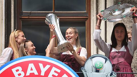 Klara B&uuml;hl (2.v.r.): N&auml;chste Troph&auml;e f&uuml;r die Bayern-Frauen? (Archivbild)