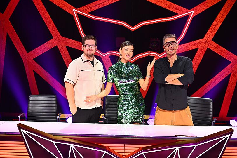 Schwere Aufgabe für die Ratecrew: Chris Tall und Verona Pooth sowie Rategast Michi Beck (von links) sollten die Identitäten von vier neuen Masken erkennen. Schwere Aufgabe für die Ratecrew: Chris Tall und Verona Pooth sowie Rategast Michi Beck (von links) sollten die Identitäten von vier neuen Masken erkennen.