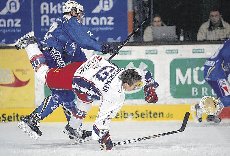 Hut ab? Helm ab! Der Landshuter Anton Prommersberger verliert seine Kopfbedeckung im Duell mit Austin Wycisk, der später verletzt ausscheidet. Foto: Rauchensteiner/Augenklick
