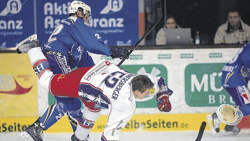 Hut ab? Helm ab! Der Landshuter Anton Prommersberger verliert seine Kopfbedeckung im Duell mit Austin Wycisk, der später verletzt ausscheidet. Foto: Rauchensteiner/Augenklick Hut ab? Helm ab! Der Landshuter Anton Prommersberger verliert seine Kopfbedeckung im Duell mit Austin Wycisk, der später verletzt ausscheidet. Foto: Rauchensteiner/Augenklick