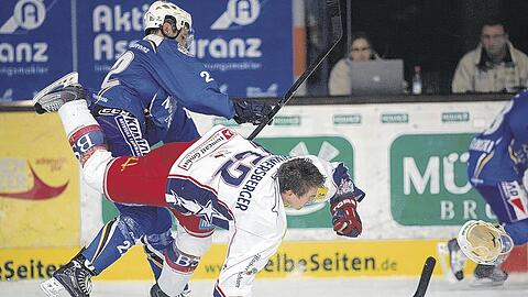 Hut ab? Helm ab! Der Landshuter Anton Prommersberger verliert seine Kopfbedeckung im Duell mit Austin Wycisk, der später verletzt ausscheidet. Foto: Rauchensteiner/Augenklick
