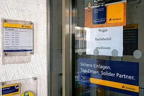 Wegen Raubüberfall geschlossen&ldquo;: Die Postbank-Filiale am Rathausplatz in Unterschleißheim wurde überfallen.