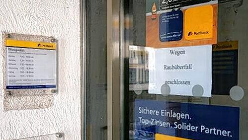 Wegen Raubüberfall geschlossen“: Die Postbank-Filiale am Rathausplatz in Unterschleißheim wurde überfallen. Wegen Raubüberfall geschlossen“: Die Postbank-Filiale am Rathausplatz in Unterschleißheim wurde überfallen.