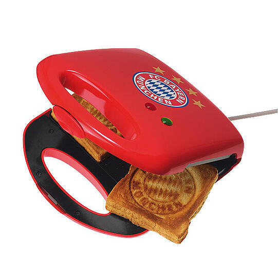 Während das Waffeleisen das FCB Logo auf der Waffel zeigt...