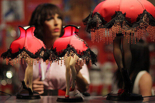 Wie im Moulin-Rouge: Fans langer Damen-Beine können sich ihr Objekt der Begierde jetzt auch als Nachttisch-Lampe mit nach Hause nehmen.