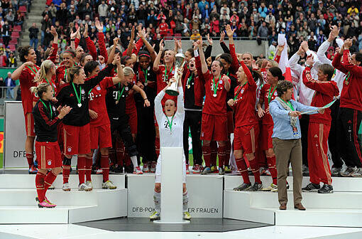 Grenzenloser Jubel: Kathrin Längert stemmt den Pokal in den Himmel über Köln. Die Fußballerinnen des FC Bayern haben sich gegen Frankfurt den Titel gesichert.