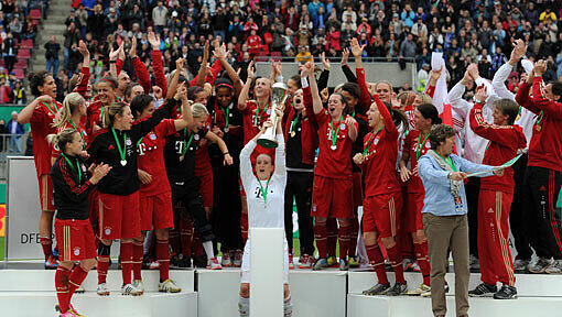 Grenzenloser Jubel: Kathrin Längert stemmt den Pokal in den Himmel über Köln. Die Fußballerinnen des FC Bayern haben sich gegen Frankfurt den Titel gesichert. Grenzenloser Jubel: Kathrin Längert stemmt den Pokal in den Himmel über Köln. Die Fußballerinnen des FC Bayern haben sich gegen Frankfurt den Titel gesichert.