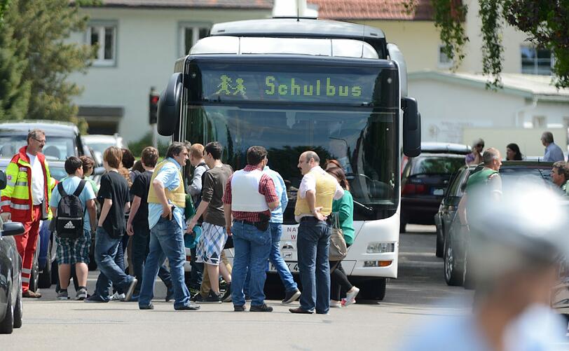 Schüler der Lindenschule werden in Memmingen mit einem Bus von der Schule weggefahren (Foto vom 22.05.12).