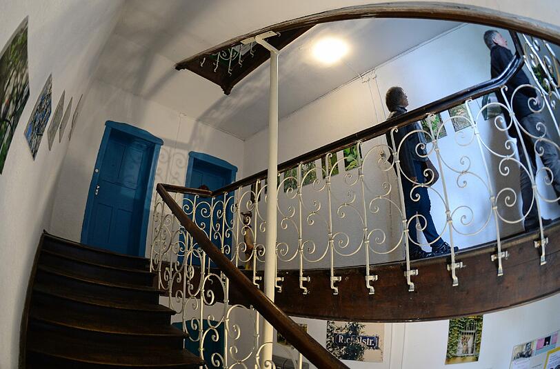 Blick in das Treppenhaus des unter Denkmalschutz stehenden Wohnhauses in der Richelstraße 26 im Stadtteil Neuhausen in München: In dem Haus mit dem verzierten Treppengeländer befinden sich unter anderem eine Hausbrauerei, Künstlerwerkstätten und Veranstaltungsräume.