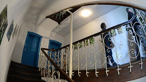 Blick in das Treppenhaus des unter Denkmalschutz stehenden Wohnhauses in der Richelstraße 26 im Stadtteil Neuhausen in München: In dem Haus mit dem verzierten Treppengeländer befinden sich unter anderem eine Hausbrauerei, Künstlerwerkstätten und Veranstaltungsräume.