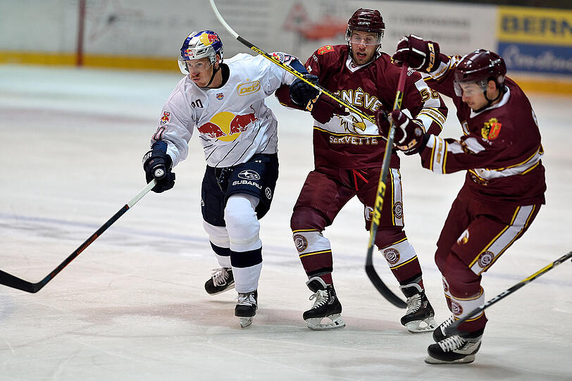 Nationalstürmer Frank Mauer (l.) erzielt im ersten Test der Saison gegen Geneve-Servette HC das 1:0.