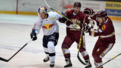 Nationalstürmer Frank Mauer (l.) erzielt im ersten Test der Saison gegen Geneve-Servette HC das 1:0.