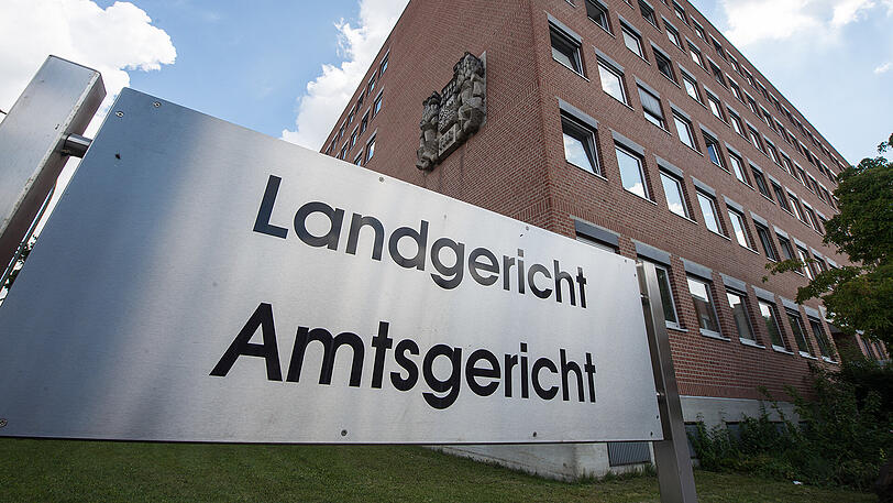 Die Staatsanwaltschaft wirft dem 51-Jährigen Mord vor, wie das Landgericht am Freitag mitteilte.