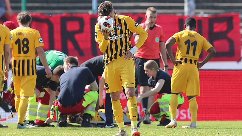 Minutenlang muss Joel Gerezgiher behandelt werden. Die Mitspieler können gar nicht hinsehen. Die bittere Diagnose: Wadenbeinbruch und eine "schwere Knöchelverletzung".