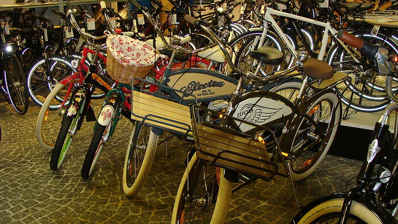 Neben Mountain- und Citybikes, Trekking- und Rennrädern findet der Fahrradfreund auch nostalgische Modelle bei Bikemax.