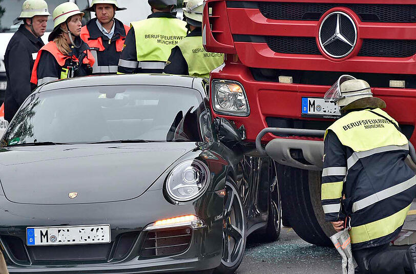 Die Fahrzeuge verhalten sich so, dass die Feuerwehr bei der Trennung helfen musste.