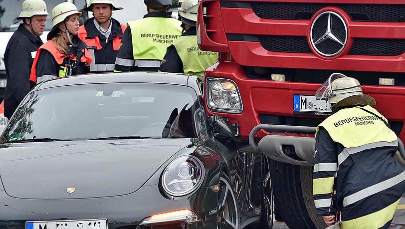 Die Fahrzeuge verhalten sich so, dass die Feuerwehr bei der Trennung helfen musste. Die Fahrzeuge verhalten sich so, dass die Feuerwehr bei der Trennung helfen musste.