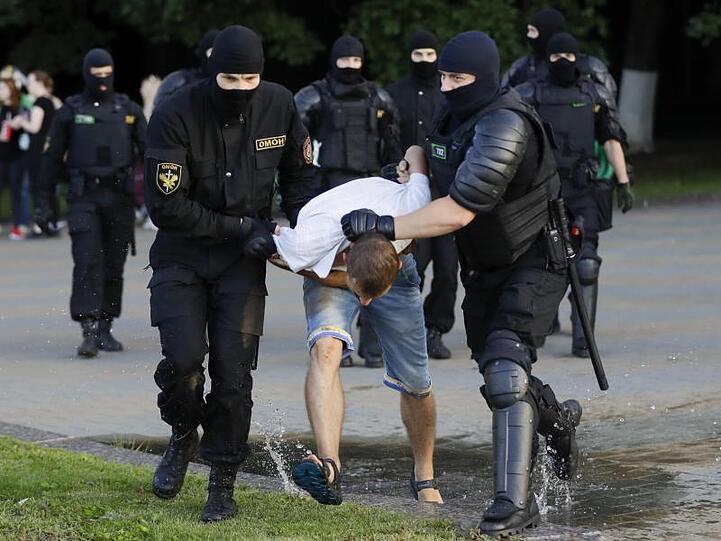 Die Polizei verhaftet einen Demonstranten während eines Massenprotests in Minsk.