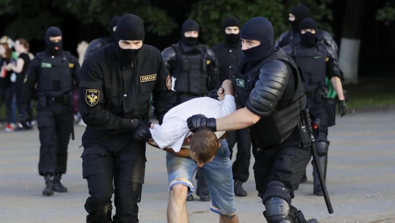 Die Polizei verhaftet einen Demonstranten während eines Massenprotests in Minsk. Die Polizei verhaftet einen Demonstranten während eines Massenprotests in Minsk.