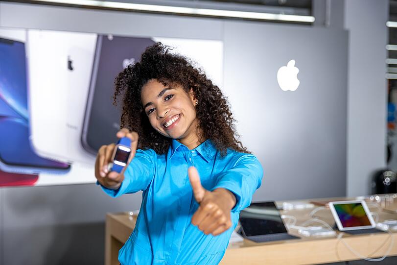 Aline setzte sich in der prestigeträchtigen Apple-Gruppe durch: "Vor ein paar Tagen bin ich mit dem linken Fuß umgeknickt. Deshalb trage ich jetzt eine Schiene. Die habe ich fürs Shooting natürlich ausgezogen. Es war gar nicht so einfach, das Gleichgewicht zu halten. Angesichts dieser erschwerten Umstände freue ich mich jetzt besonders. Mit Apple verbinden die Leute Qualität, Lifestyle und einen gewissen Luxus. Zum 18. Geburtstag habe ich ein MacBook bekommen und inzwischen auch ein iPhone. Ich könnte mir nicht vorstellen, wieder zu Android zurück zu wechseln."