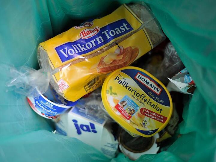 Lebensmittel liegen in einer Mülltonne.Foto: Marius Becker/Archiv