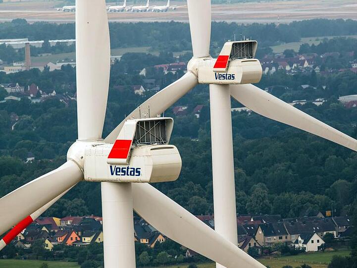 Windräder mit einer Höhe von bis zu 200 Metern drehen sich in einem Windpark bei Parchim. Der Widerstand von Anwohnern gegen die riesigen Anlagen wächst.