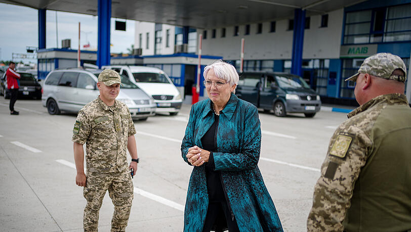 Claudia Roth (Bündnis 90/Die Grünen), Staatsministerin für Kultur und Medien, kommt auf dem Weg in die ukrainische Hafenstadt Odessa am Grenzübergang der Republik Moldau und der Ukraine in Palanca an.