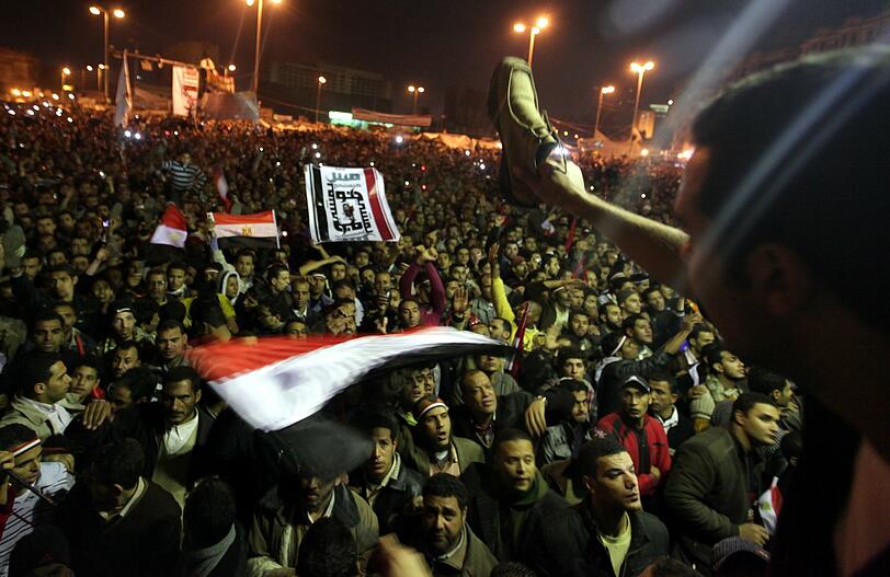 Mehr als zehntausend Menschen haben die Nacht auf dem Tahrir-Platz in Kairo verbracht. Sie harrten nach der Rede des ägyptischen Präsidenten Husni Mubarak am Abend dort aus.