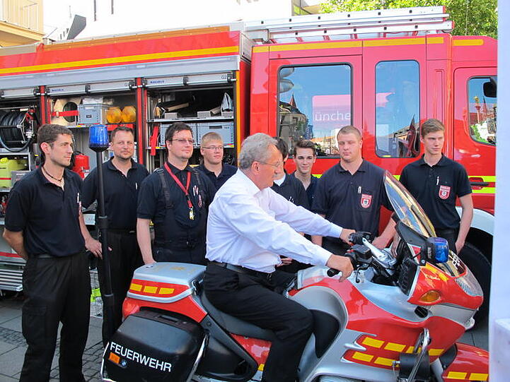 Da sein für München: Immer gut besucht war der gemeinsame Informationsstand von Berufsfeuerwehr und Freiwilliger Feuerwehr München im Rahmen der Veranstaltung &bdquo;Da sein für München&ldquo;. Unter den interessierten Gästen war auch Münchens Oberbürgermeister Christian Ude. Bei der Leistungsschau der Stadt München rund um den Marienplatz zeigten sich zum 8. mal 35 städtische Dienststellen, Betriebe und Beteiligungsgesellschaften dem Bürger.