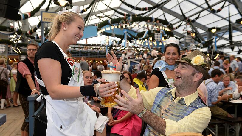 Armin Jumel bekommt von der Bedienung Laura auf dem Oktoberfest in München (Bayern) im Schottenhamel Festzelt ein Bier serviert. Armin Jumel bekommt von der Bedienung Laura auf dem Oktoberfest in München (Bayern) im Schottenhamel Festzelt ein Bier serviert.