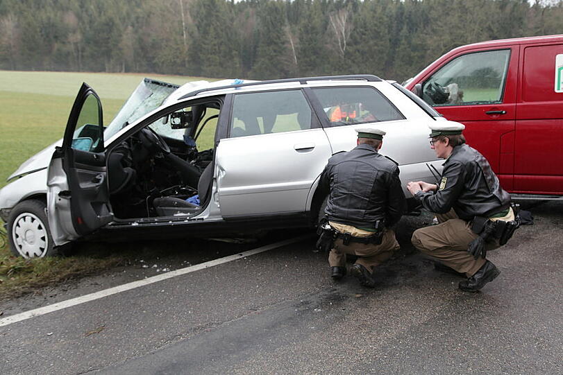 Auf der Staatsstraße 2359 krachten zwei Autos ineinander. Die Bilder vom Unfallort.