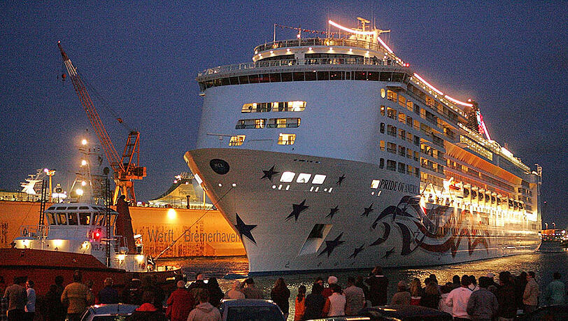Zuschauer beobachten das Auslaufen des auf der Lloyd Werft in Bremerhaven gebauten Kreuzfahrtschiffes "Pride of America" (Archivfoto vom 07.06.2005) zu seiner Jungfernfahrt nach New York. Zuschauer beobachten das Auslaufen des auf der Lloyd Werft in Bremerhaven gebauten Kreuzfahrtschiffes "Pride of America" (Archivfoto vom 07.06.2005) zu seiner Jungfernfahrt nach New York.