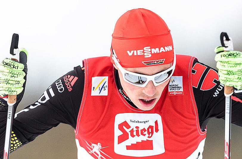 Eric Frenzel war als Siebter des Springens auf der Großschanze (124 Meter) in die Loipe gegangen und musste im 10-Kilometer-Lauf am Nachmittag 57 Sekunden auf Jarl Magnus Riiber aufholen.