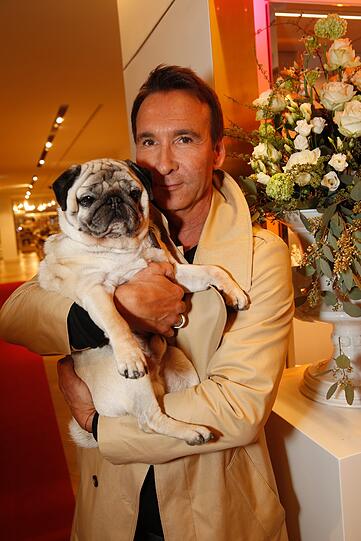 Jochen Bendel mit Mops Gizmo