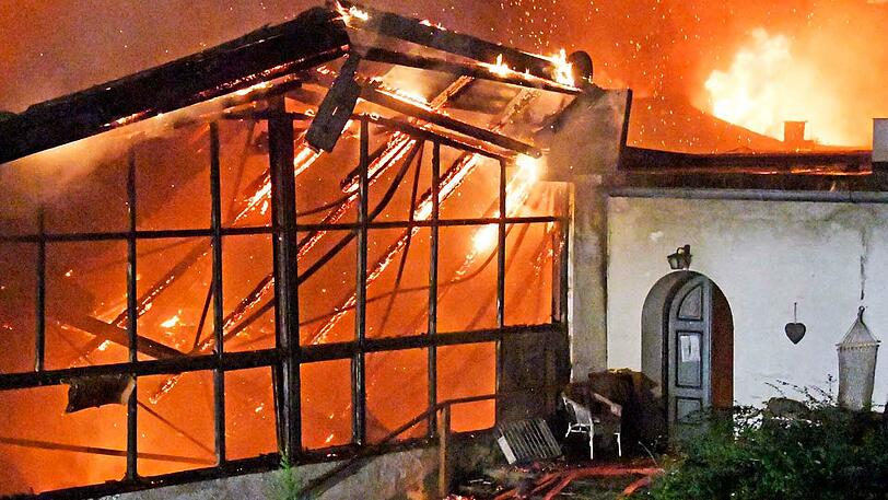Flammeninferno in Icking - die Bilder vom Feuerwehreinsatz in der Nacht.