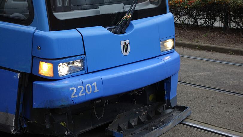 Die Tram kam gerade noch rechtzeitig zum Stehen. Die Tram kam gerade noch rechtzeitig zum Stehen.