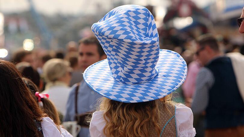 Das Wiesn-Outfit lädt manchmal zum Kopf schütteln ein.