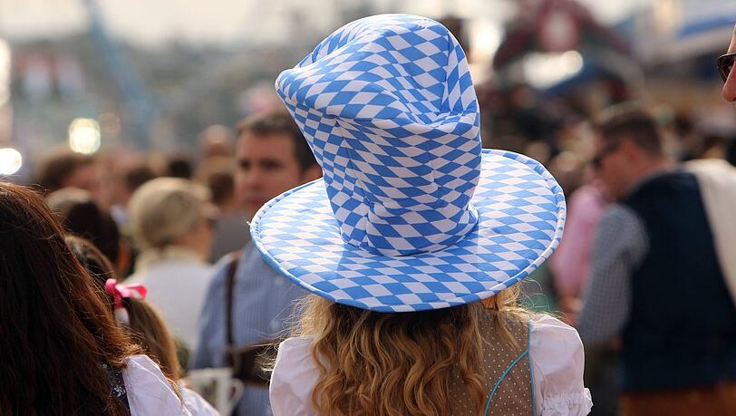 Das Wiesn-Outfit lädt manchmal zum Kopf schütteln ein. Das Wiesn-Outfit lädt manchmal zum Kopf schütteln ein.