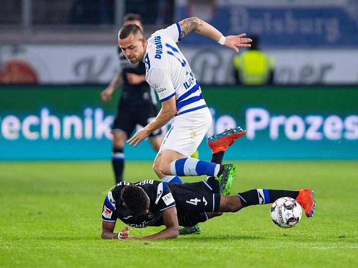 Bielefelds Anderson Lucoqui (unten) versucht MSV-Torschütze Stanislav Iljutcenko vom Ball zu trennen.
