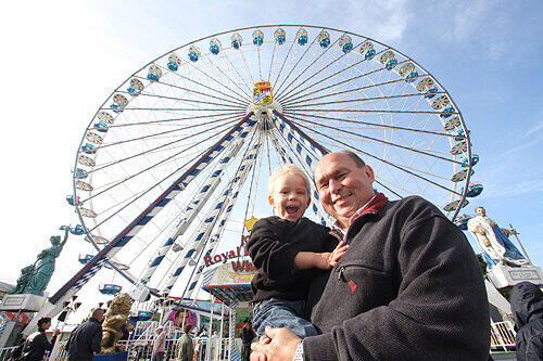 Zufrieden: Schausteller-Chef Lorenz Kalb, hier mit Enkel Colin (3) vor dem Riesenrad, freut sich über 1,8 Millionen Gäste.