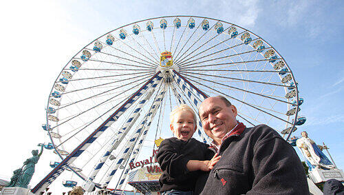 Zufrieden: Schausteller-Chef Lorenz Kalb, hier mit Enkel Colin (3) vor dem Riesenrad, freut sich über 1,8 Millionen Gäste. Zufrieden: Schausteller-Chef Lorenz Kalb, hier mit Enkel Colin (3) vor dem Riesenrad, freut sich über 1,8 Millionen Gäste.