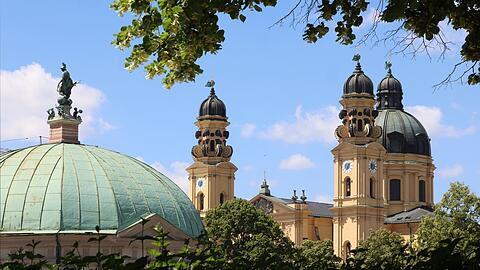 Postkarten-Motiv: der Dianatempel im Vordergrund &ndash; daneben die Theatinerkirche St. Kajetan. Mehr M&uuml;nchen geht nicht, oder?