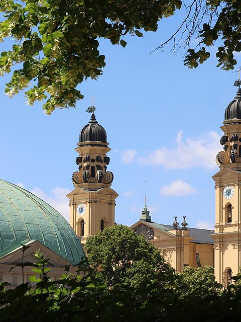 Postkarten-Motiv: der Dianatempel im Vordergrund &ndash; daneben die Theatinerkirche St. Kajetan. Mehr M&uuml;nchen geht nicht, oder?