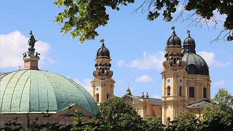 Postkarten-Motiv: der Dianatempel im Vordergrund &ndash; daneben die Theatinerkirche St. Kajetan. Mehr M&uuml;nchen geht nicht, oder?