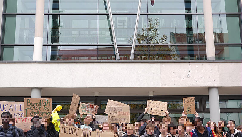 Die demonstrierenden Schüler vor dem französischen Konsulat in der Heimeranstraße. Die demonstrierenden Schüler vor dem französischen Konsulat in der Heimeranstraße.