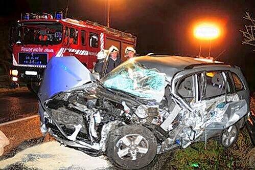 Trotz Frontalcrash mit einem Lkw wurde die Fahrerin dieses Autos nur leicht verletzt.