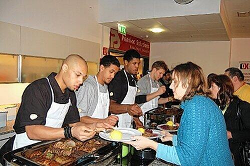 Weihnachtsessen mit den Basketball-Stars: Maurice Stuckey, Brian Roberts, Kyle Hines und Anton Gavel (von links) verwöhnten über 700 bedürftige Bamberger.