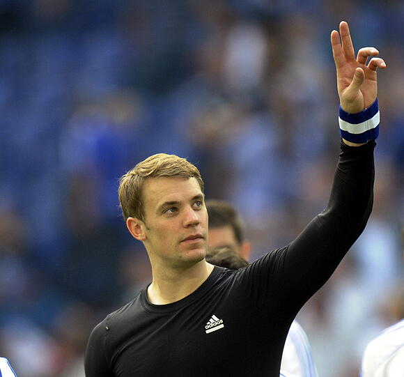 Da ist er jetzt also in (und bei) München: Super-Torwart Manuel Neuer(25). Oan Neuer, der gar nicht alleine ist. Denn seine große Liebe Kathrin ist Münchnerin