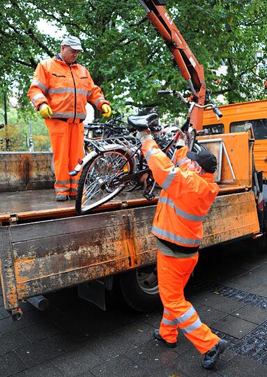 Montagmorgen am Sendlinger Tor: Mitarbeiter der Stadt beginnen mit der alljährlichen Entsorgung der Schrott-Radl - in den vergangenen Jahren sammelte die Stadt rund 2.000 Fahrrad-Krücken ein, die von ihren Besitzern offenbar über einen langen Zeitraum in Vergessenheit geraten waren. Bolzenschneider und Flexschleifer kommen dabei regelmäßig zum Einsatz.  In den städtischen Wertstoffhöfen werden die ausgeschlachteten Räder später eingestampft.