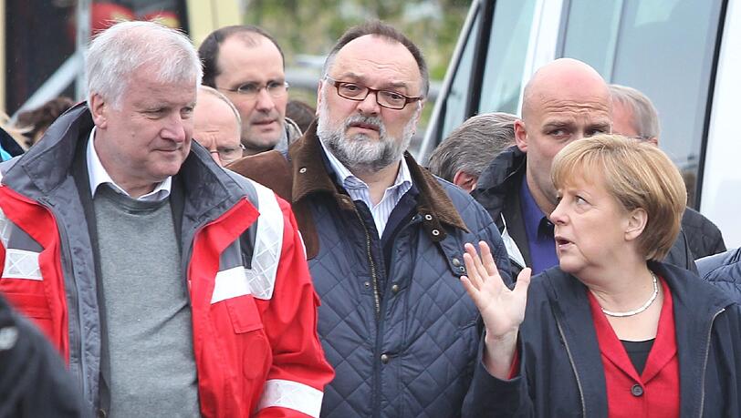 Angela Merkel (CDU) und Horst Seehofer (CSU) besuchen das überflutete Passau. Den Hochwasser-Opfern wurde schnelle Hilfe zugesichert. Angela Merkel (CDU) und Horst Seehofer (CSU) besuchen das überflutete Passau. Den Hochwasser-Opfern wurde schnelle Hilfe zugesichert.